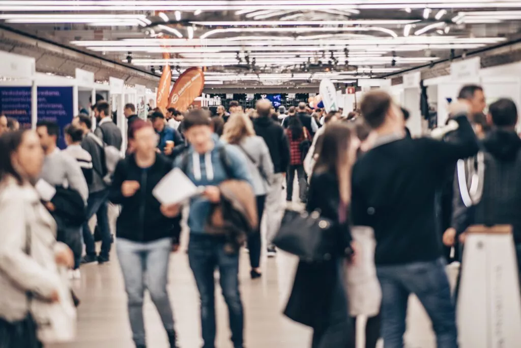 Impressionen einer Karrieremesse mit Berufseinsteiger*innen auf der Suche nach Jobs und Praktika.