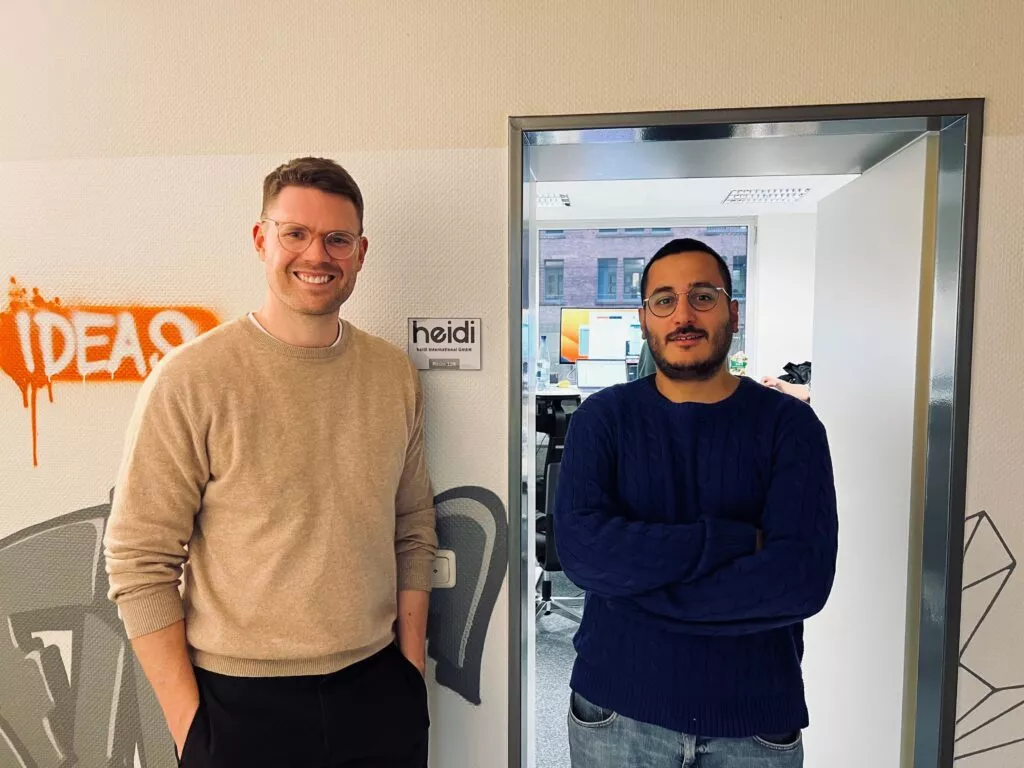 Die beiden Geschäftsführer des HR Startups heidi vor ihrem Büro
