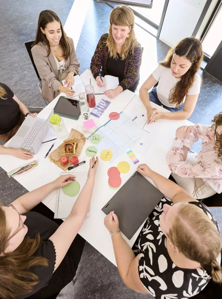 Gruppe von Studentinnen am Tisch.