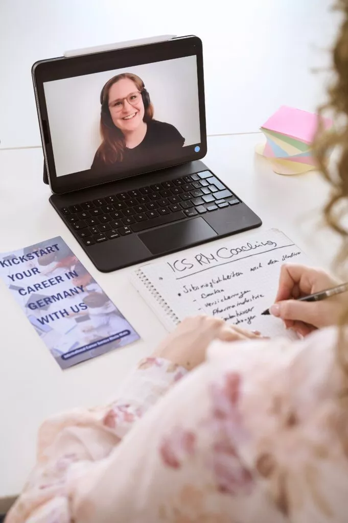 Studentin vor dem Laptop