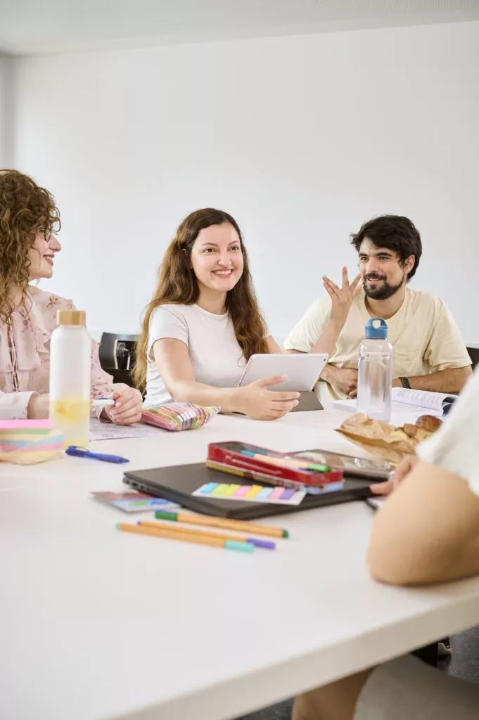 Gruppe Studierender im Gespräch